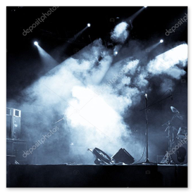 Escenario con sistema de sonido y micrófonos